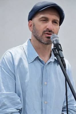 გიორგი კეკელიძე მიკროფონთან